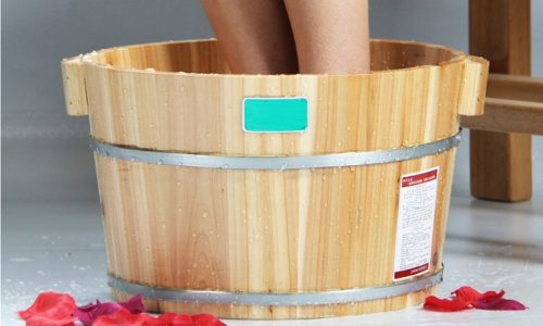 Полезным будет греть ноги. Для этого в таз наливают теплую воду. После окончания процедуры насухо вытирают ноги, надевают теплые носки