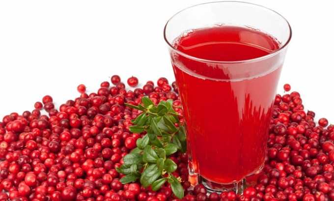 Хорошо помогают морсы и соки, приготовленные из клюквы