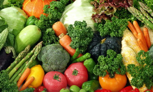 В меню при заболеваниях мочевыделительной системы превалируют продукты с растительной клетчаткой: капуста, морковь, зелень, фрукты, ягоды