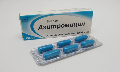Лекарство последнего поколения Азитромицин проникает в молоко в маленьких дозах и является безопасными для детей, т. е. разрешенным в период грудного вскармливания