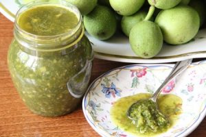 Смесь из недозрелых грецких орехов