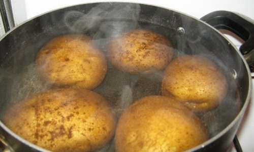 Горячий, отваренный в кожуре картофель (500-700 г) разминают, заворачивают в полиэтиленовый пакет, затем в полотенце и прикладывают к нижней части живота