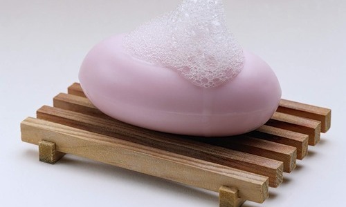 Омовения с использованием мыла уменьшают количество патогенных и условно-патогенных бактерий на наружных половых органах