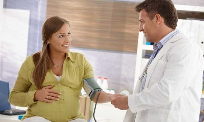 Чай безопасен при беременности, но перед применением нужно проконсультироваться со специалистом