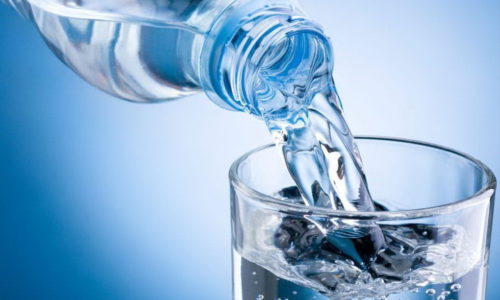 При цистите рекомендуется слабощелочная минеральная вода без газа, применяемая при лечении урологических заболеваний