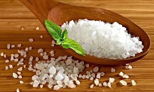 Возможной причиной обесцвечивания мочи является недостаточное количество соли, употребляемой человеком с пищей