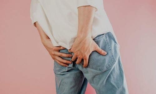 У мужчин к наиболее распространенным признакам цистита добавляется боль в области анального прохода