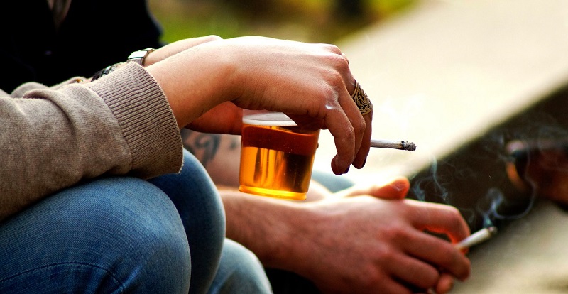 Запрет на алкоголь поможет бросить курить