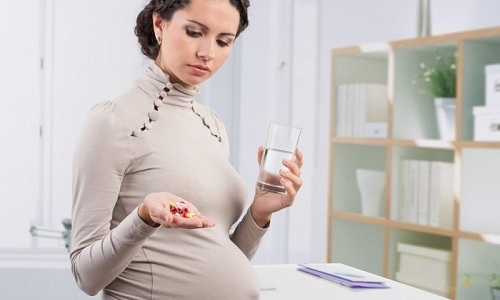 Нанести вред ребенку могут неправильно подобранные препараты, которые принимает беременная женщина