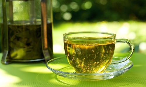 Зеленый чай эффективен и полезен при панкреатите, т.к. способствует выведению токсинов и уменьшению болезненных симптомов