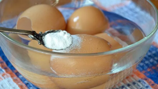 Промывание перепелиных яиц в содовом растворе