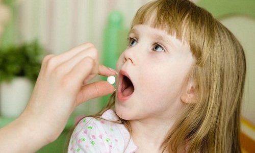 Ребенок может принимать лекарственные препараты только после осмотра врача, который будет обязательно учитывать возраст маленького пациента