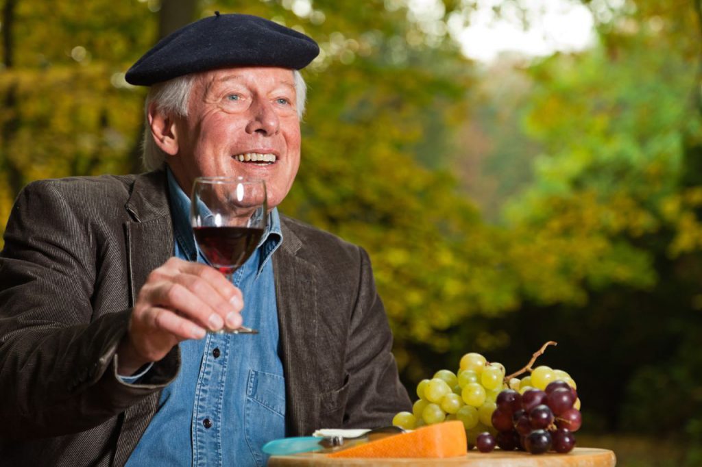 Алкоголь полезен людям старше 50 лет