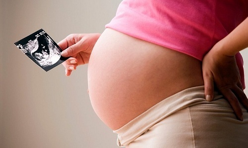 При беременности существует высокий риск интоксикации плода и задержки внутриутробного развития
