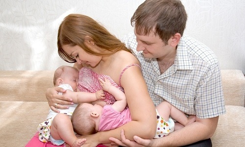 У малышей, находящихся на грудном вскармливании, моча более светлая, чем у взрослых, поскольку питаются они только материнским молоком