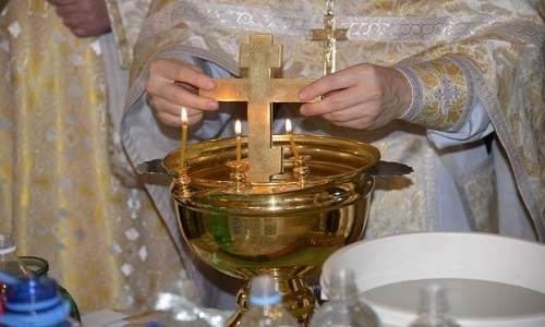 Среди наиболее эффективных заговоров при цистите нередко применяют ритуал с водой, которая освящается в церкви