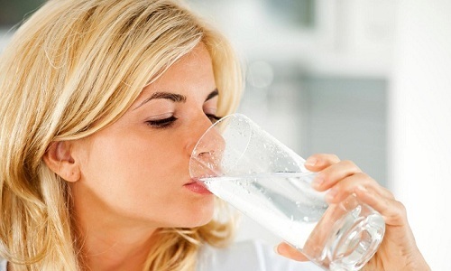При выявлении цистита необходимо выпивать не менее 2 л воды в день