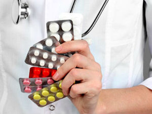 Таблетки в руке у врача