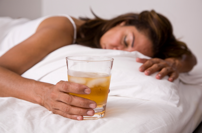 Пить перед сном особенно вредно для здоровья
