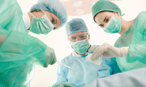 Оперативное решение проблем в случае необходимости осуществляет хирург