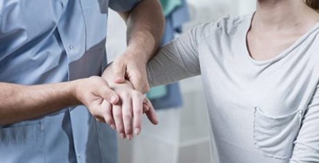 Как выглядит сыпь на руках при сифилисе и чем ее устранить?